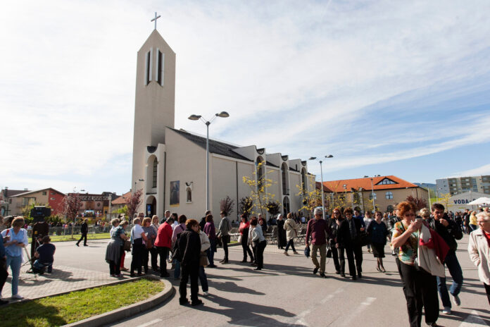 Zagreb, 15.04.2016 - Vjernici iz cijele Hrvatske dolaze iskazati stovanje tijelu Svetog Leopolda Mandica