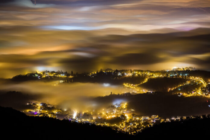 Zagreb, 17.12.2016 - Pogled na magloviti grad sa Sljemena