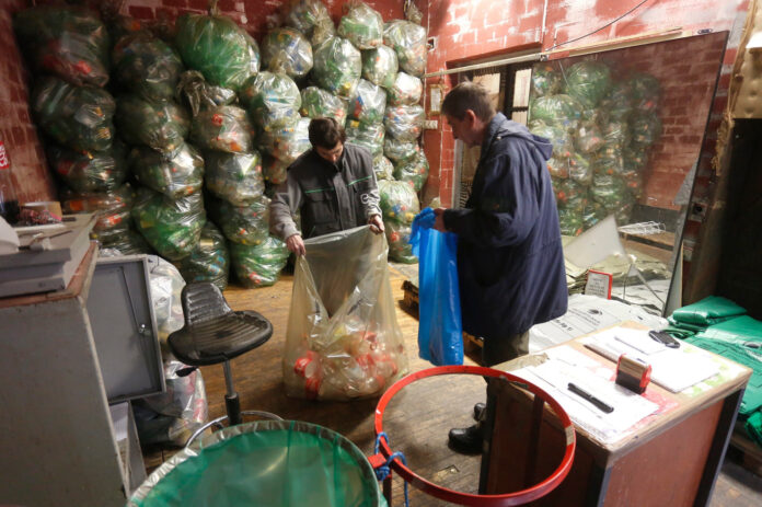 Zagreb, 08.02.2016 - Mnogi gradjani popunjavaju kucni budzet prodajuci plasticnu ambalazu