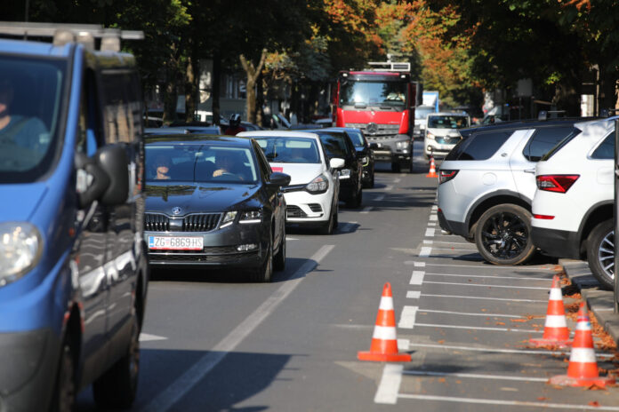 Zagreb, 31.08.2022 - Nova regulacija prometa u Prilazu G.Dezelica zbog postavljana biciklisticke staze