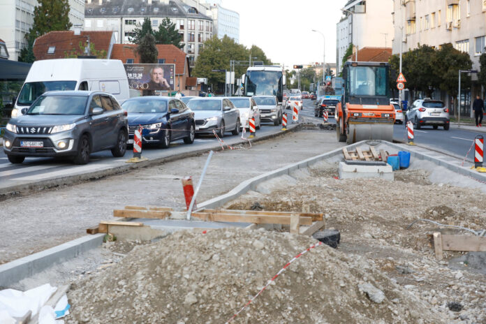 Zagreb, 08.10.2024 - Prometne guzve zbog radova na sanaciji tramvajskog kolosijeka na raskrizju Ulice grada Vukovara i Savske ceste