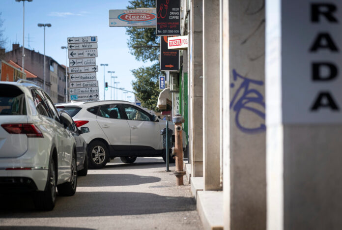 Split, 13.03.2023 - Neodgovorna vozacica automobila stranih registarskih oznaka parkirala je vozilo na nogostup te je pjesacima otezala prolaz