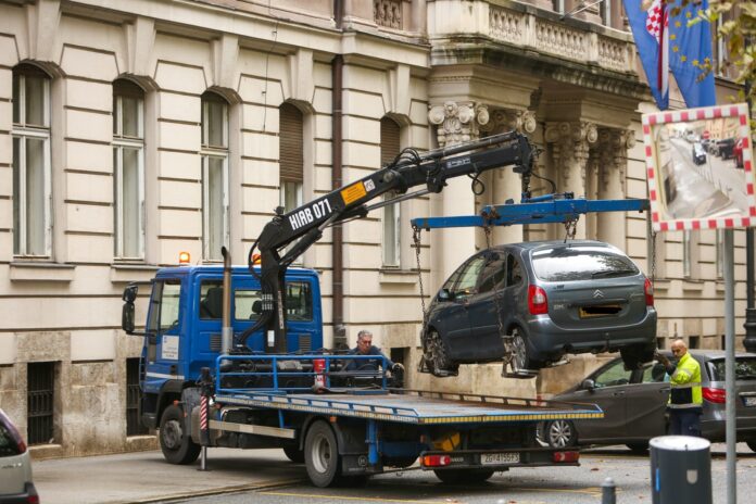 Zagreb, 01.10.2022 -Pauk Zagreb parkinga dize  nepropisno parkirani automobil kod parka Zrinjevac