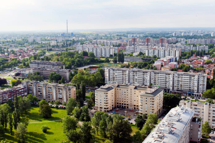 Zagreb, 19.05.2016 - Panoramski pogled na grad s nebodera u Strojarskoj ulici
