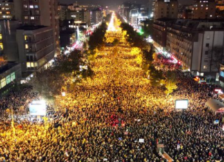 Neviđeni prosvjed u Novom Sadu: Zalili zgradu Skupštine vodom s fekalijama