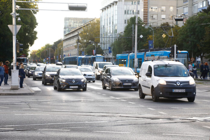 Zagreb, 08.10.2024 - Prometne guzve zbog radova na sanaciji tramvajskog kolosijeka na raskrizju Ulice grada Vukovara i Savske ceste