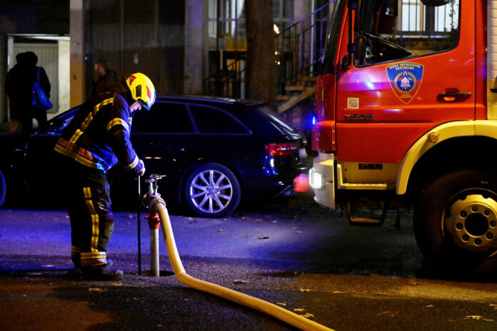 Zagreb, 11.11.2024 - Pozar kuce u Kopernikovoj ulici u Novom Zagrebu gase vatrogasci