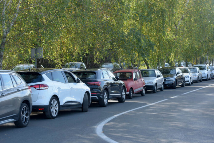Zagreb, 22.10.2019 - Nepropisno parkiranje na ulici Prisavlje i na nogostupu