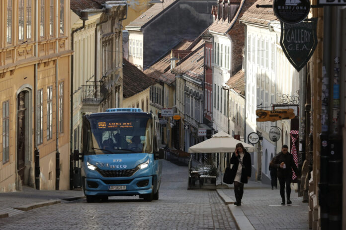 Zagreb, 13.03.2023 - Mini autobus ZET-a koji prolazi Radicevom ulicom