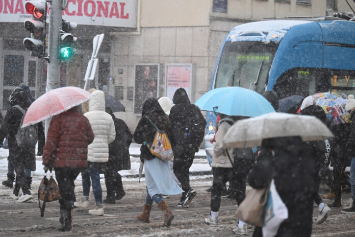 Zagreb, 19.01.2024 - Zbog snijega koji pada od nocas otezan je cestovni promet