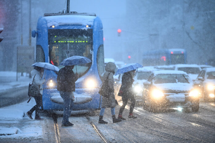Zagreb, 19.01.2024 - Zbog snijega koji pada od nocas otezan je cestovni promet