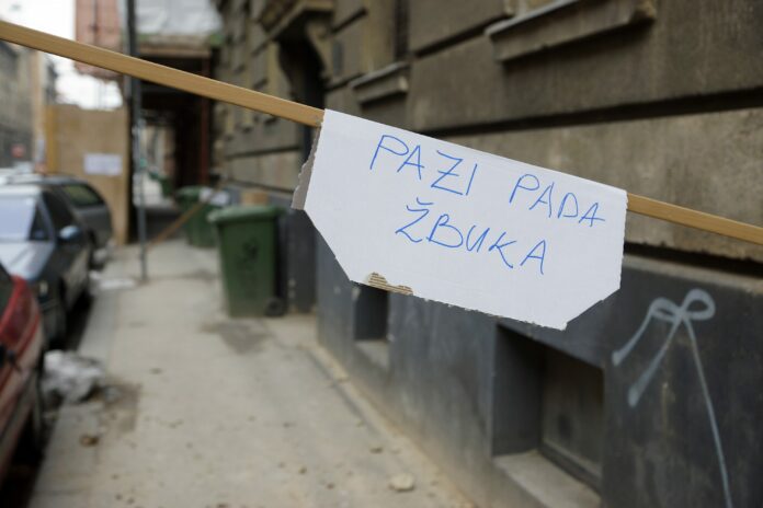 Zagreb, 26.01.2013 - Sa zgrade u Palmoticevoj ulici 57 pada zbuka