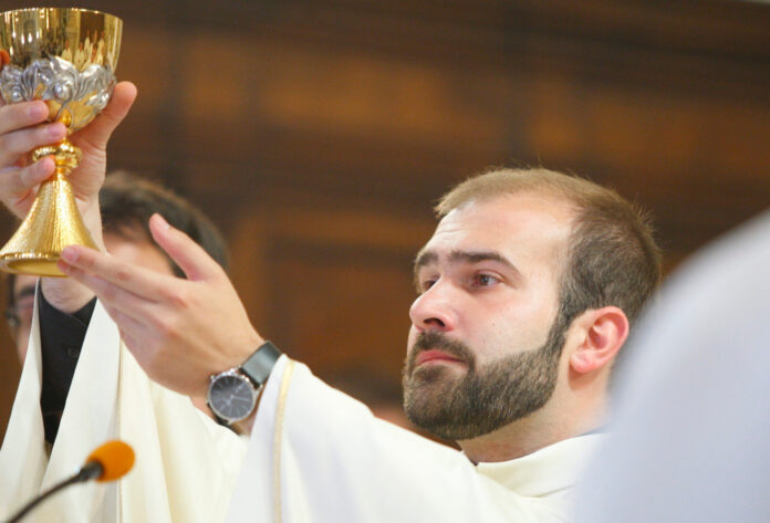 Milna, 28.06.2015 - Na otoku Bracu odrzana mlada misa don Ivana Jurina