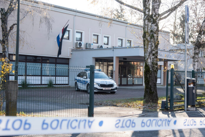 Zagreb, 21.12.2024 - Osnovnu skola Precko obilaze gradjani i ostavljaju lampase, poruke smrtno stradalom uceniku