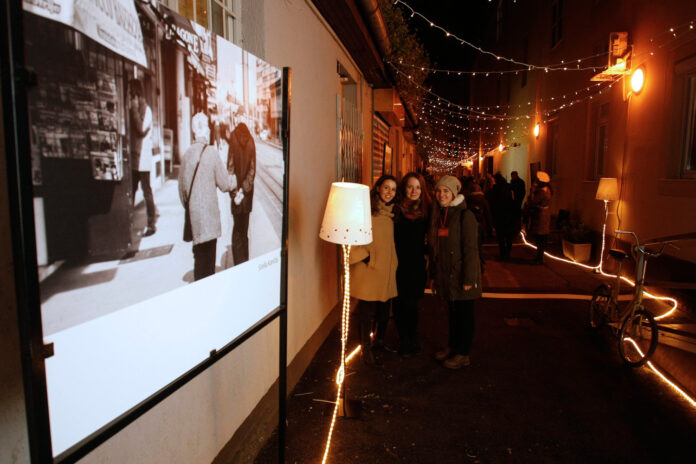 Zagreb, 28.11.2015 - Adventski ugodjaj u gradu izmamio je mnostvo gradjana u setnju i druzenje