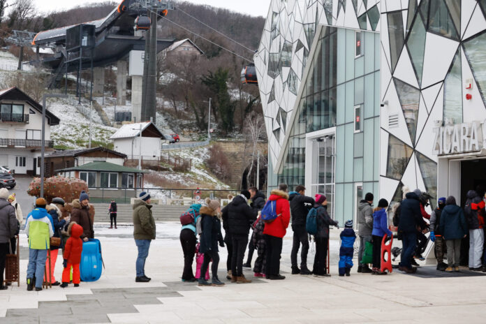 Zagreb, 22.01.2023 - Gradjani pohrlili na sanjkanje na Sljeme zbog cega se stvaraju guzve na postaji zicare