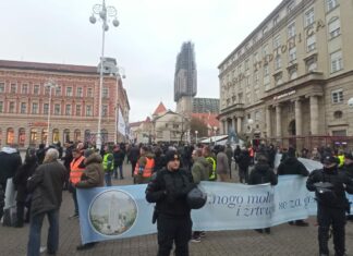 Molitva na Trgu: Hodao oko molitelja, snimao i vikao na njih, policija držala red