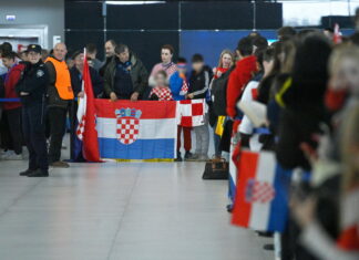Ukrala je svu pažnju prije dolaska rukometaša: Pogledajte s kim su se svi htjeli fotografirati na aerodromu