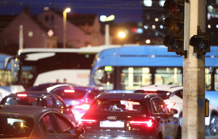 Zagreb, 26.11.2024 - Raskrizje Ulice grada Vukovara i Avenije Marina Drzica u prometnom kolapsu