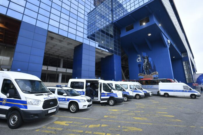 Zagreb, 18.02.2018 - Nogomet: Navijaci dolaze na maksimirski stadion na utakmicu Dinamo - Hajduk