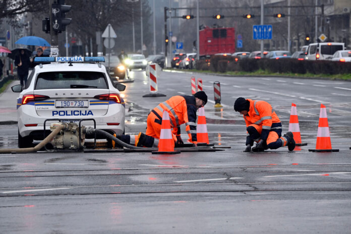 Zagreb, 12.02.2025 - Puknuce vodovodne cijevi na krizanju Vukovarske i Luciceve