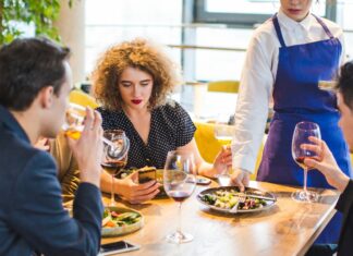 Prizor za stolom u restoranu potpuno mu je pokvario jelo: ‘Izvadila ih je iz smeća’