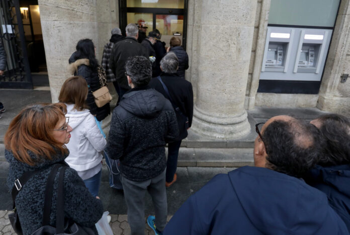 Zagreb, 30.12.2022 - Guzve ispred banaka uoci uvodjenja eura