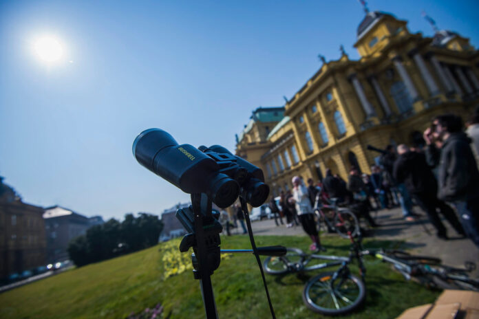 Zagreb, 20.03.2015 - Promatranje pomrcine u kojoj je Mjesec prekrio 58% povrsine Sunca