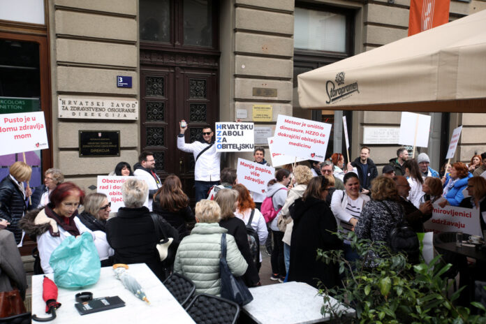 Zagreb, 15.03.2025 - Prosvjed lijecnika ispred HZZO-a u organizaciji Koordinacije obiteljske medicine