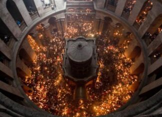 Snimka za naježiti se: Tisuće vjenika na Kristovu grobu u Jeruzalemu