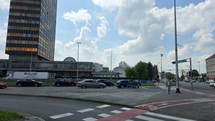 Metalni stupovi kod Vjesnika (1)