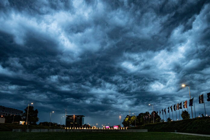 Zagreb, 18.07.2023 - Grmljavinsko nevrijeme i olujni oblaci nad NSK