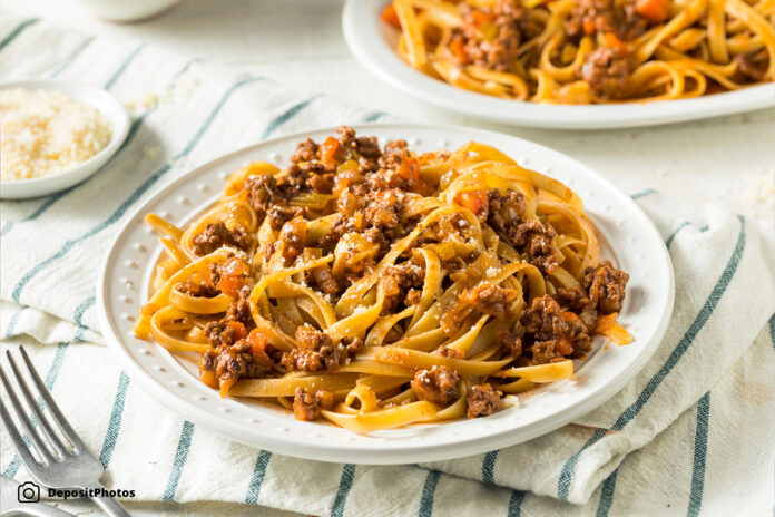 Kuharica_Fotografije_Portali_1320x880_rezanci_s_govedinom_depositphotos