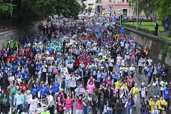 Zagreb, 23.05.2025 - Povorka zagrebackih maturanata prema jezeru Bundek na proslavu norijade