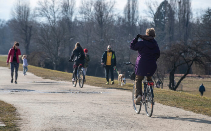 Zagreb, 06.02.2022 - Biciklisti na nasipu uzivaju u lijepom vremenu