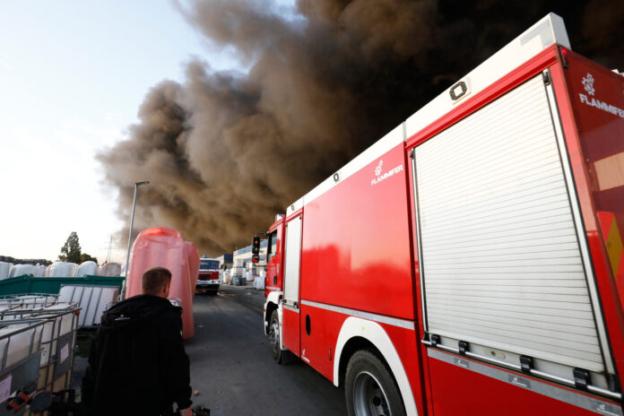 Osijek, 04.10.2023 - Veliki pozar u Osijeku, gori plastika u tvrtki Drava International