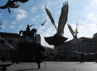 Pravila očito ne vrijede za sve Zagrepčane jednako: Bezobrazluk na Trgu bana Jelačića