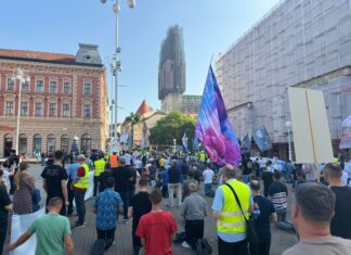 Molitelji na glavnom zagrebačkom trgu: Došla skupina protivnika, bubnjali im kraj ušiju