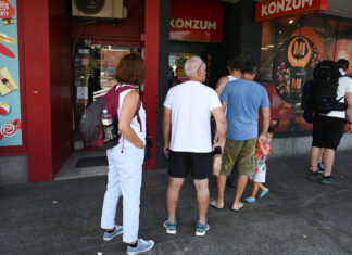 Zagrepčanka otišla u jedinu trgovinu koja radi pa se ‘okrenula na peti’: ‘Čeka se po sat vremena’