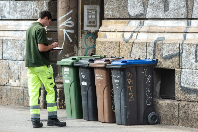 Zagreb 06.10.2022 - Djelatnici Cistoce danas su uklonili plasticne kante za skupljanje otpada iz Mihanoviceve ulice