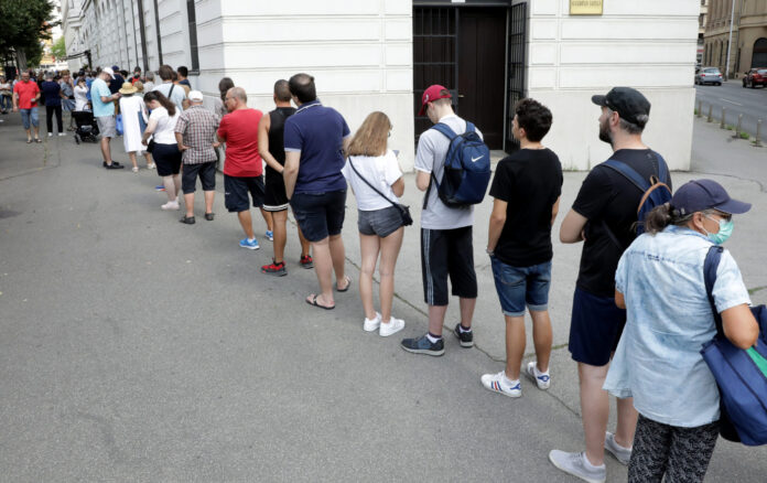 Zagreb, 19.07.2022 - Red za kovanice od 25 kn