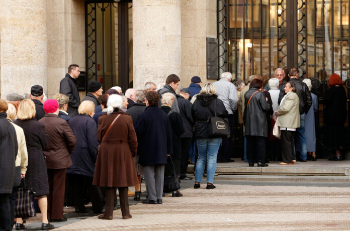 Zagreb, 10.11.2014 - Zbog isplate mirovine,umirovljenici cekaju u redu ispred poslovnice Zagrebacke banke