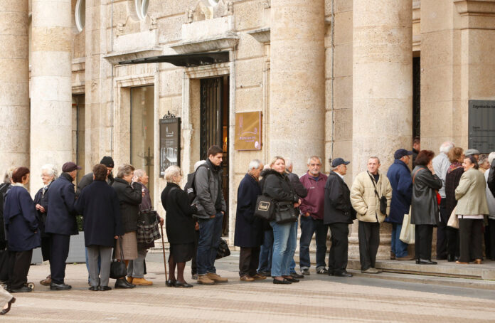 Zagreb, 10.11.2014 - Zbog isplate mirovine,umirovljenici cekaju u redu ispred poslovnice Zagrebacke banke