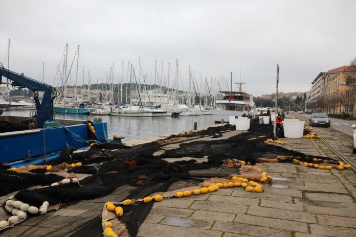 Pula, 22.01.2025 - Ribari na rivi krpaju svoje mreze