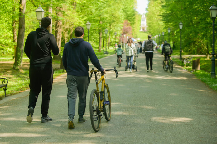 Zagreb, 19.04.2025 - Zagrepcani provode suncano prijepodne u parku Maksimir