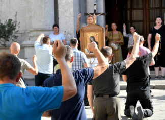 Lavina reakcija na poruku moćnog svećenika moliteljima na trgovima: ‘Kako se usuđuje’