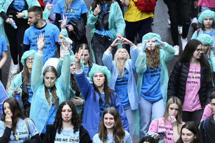 Zagreb, 23.05.2025 - Povorka zagrebackih maturanata prema jezeru Bundek na proslavu norijade