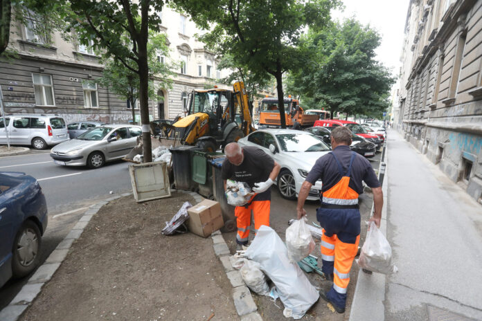 Zagreb, 05.07.2021 - Kamioni Cistoce koji ciste srediste Zagreba od glomaznog otpada