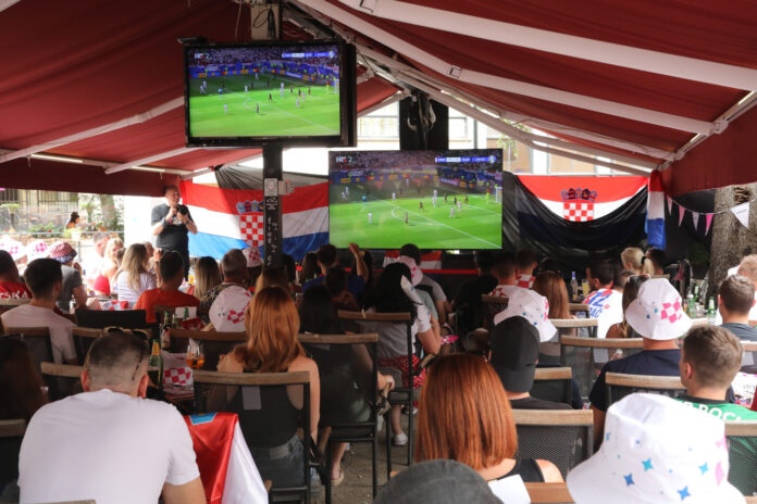 Pula, 19.06.2024 - Navijaci prate prijenos utakmice Hrvatska - Albanija u centru grada