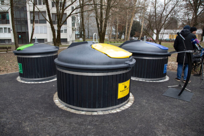 Zagreb, 21.01.2025 - Gradonacelnik Tomasevic obisao u Zaprudju je nove ugradjene polupodzemne spremnike